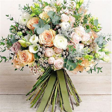 Bouquet di fiori misti in colori pastello