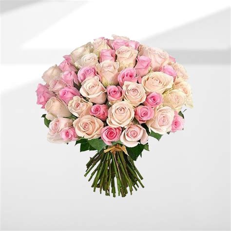 Rose rosa e bianche in un bouquet elegante