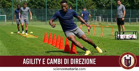 Atleta che esegue esercizi di mobilità dinamica in un campo sportivo