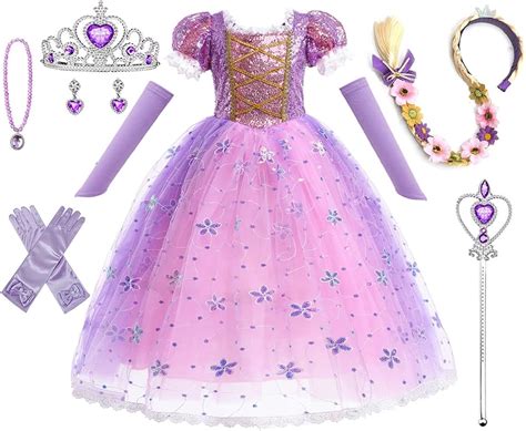 Bambina con vestito battesimale e corona di fiori
