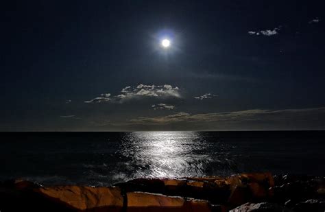 Luna piena sul mare