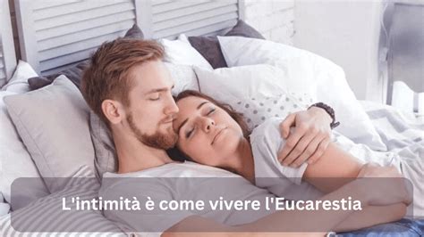 Coppia di neogenitori che ritrova l'intimità in un momento di relax