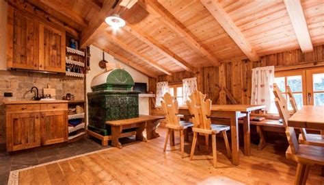 interni di un tipico maso alpino arredato in legno