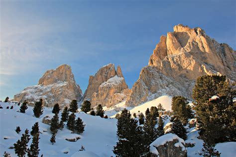 Panorama invernale di Leukerbad con le montagne innevate e il complesso termale