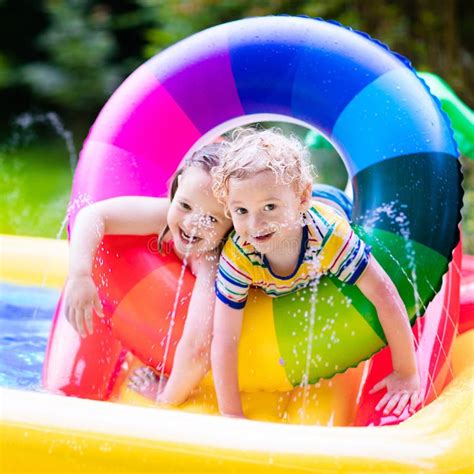 Bambini che giocano nella piscina dedicata con scivoli colorati e profondità ridotta