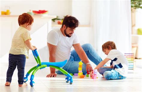 Bambino e adulto che giocano insieme con un passeggino per bambole, enfatizzando il gioco condiviso