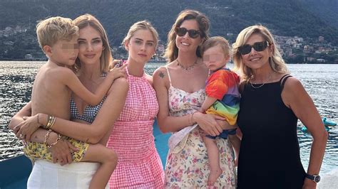 Ritratto di Mariella Anastasi con i figli