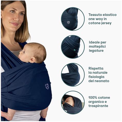 Una mamma che lega una fascia porta bebè rigida