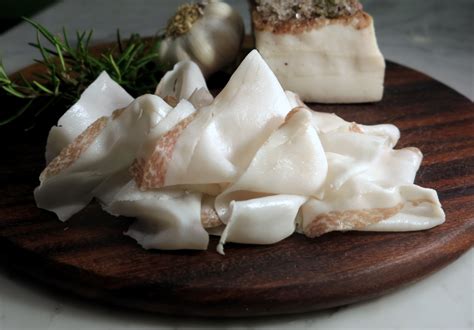 Presentazione del piatto di benvenuto: lardo di bue con pane rustico