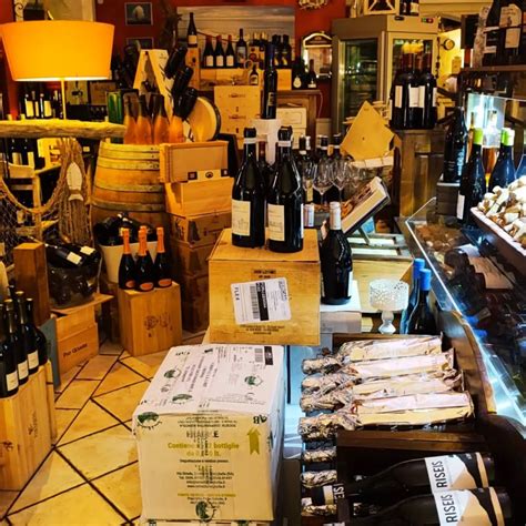 Dettaglio della cantina del ristorante con etichette selezionate