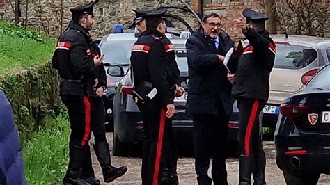 Alessandro Del Pozzo e i nonni paterni sul luogo del ritrovamento