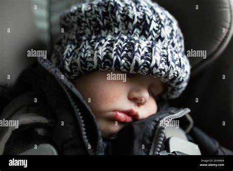 Bambino addormentato in seggiolino auto