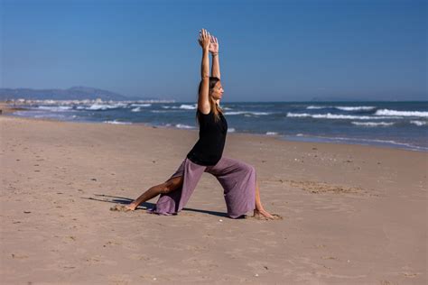 Donna che pratica yoga in modo moderato