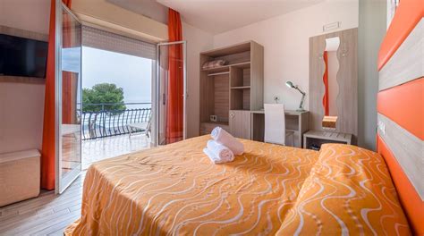 Interno di una camera d'albergo ben arredata con vista sul lago