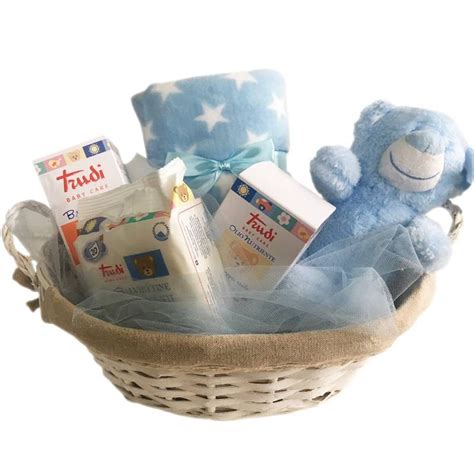 set regalo per neonati esposto in una confezione elegante