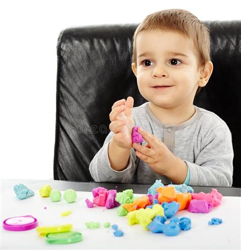 bambino che gioca con pasta modellabile colorata
