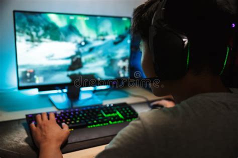 giovane ragazzo che gioca ai videogiochi con un controller mobile