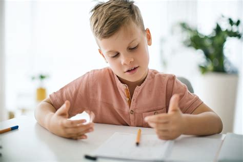 bambino che impara a contare con le canzoni