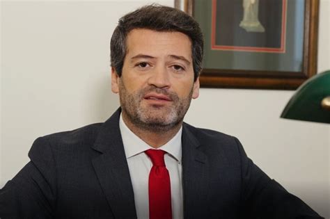 Ritratto fotografico di André Ventura durante un comizio politico