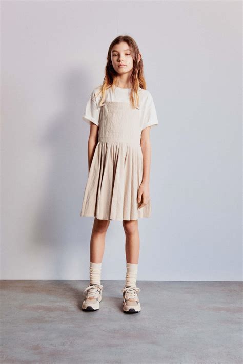 Collezione di abbigliamento per bambina disposta ordinatamente