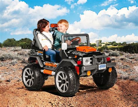Bambino che gioca con un veicolo elettrico Peg Perego alimentato a batteria