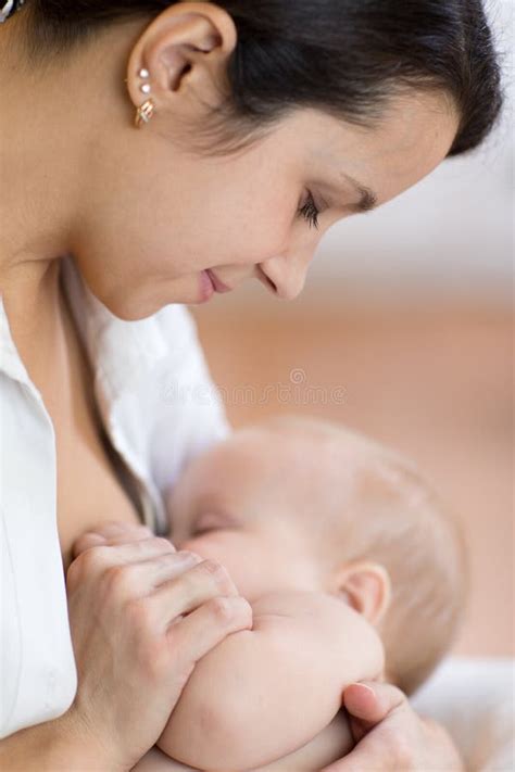 madre che allatta il bambino
