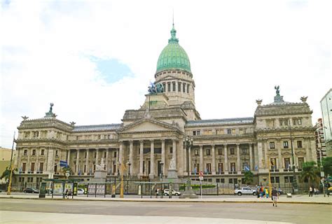 Edificio del Congresso argentino illuminato durante il voto