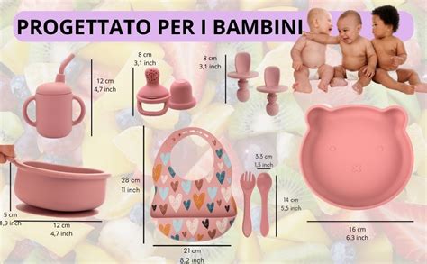 set pappa completo per bambini con piatti e posate in tonalità rosa su un tavolo da pranzo