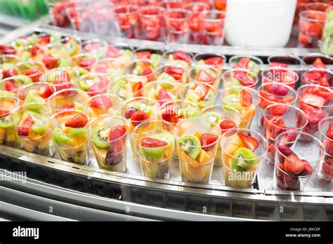 Bicchieri di latte fruttato con frutta fresca