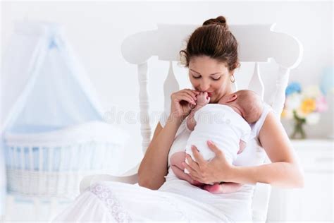 Madre che allatta serenamente il suo neonato