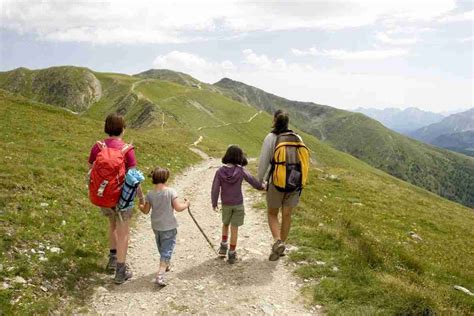 Genitori che si preparano per una passeggiata invernale con il passeggino