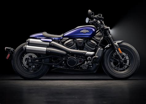 Una Harley-Davidson Sportster vista di profilo con sella biposto e passeggero