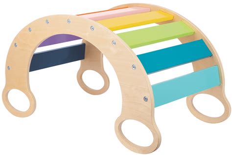 Bambino che dondola su un Arco Montessori trasformato in Rainbow Rocker