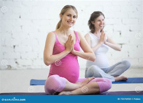 Gruppo di donne incinte che fanno ginnastica preparto