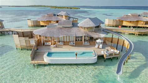 Atollo delle Maldive con ville sull'acqua al tramonto