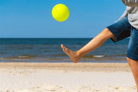 Bambino con scarpette mare antiscivolo che gioca sulla sabbia