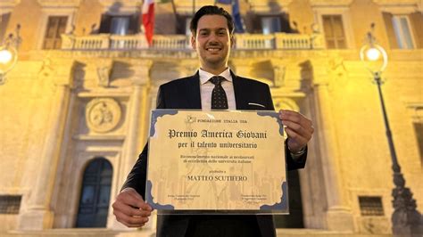 Rappresentazione simbolica di un laureato eccellente con un premio accademico