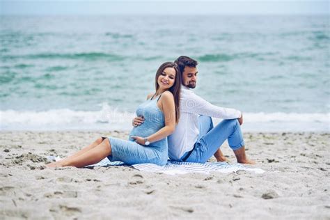 Donna incinta in spiaggia
