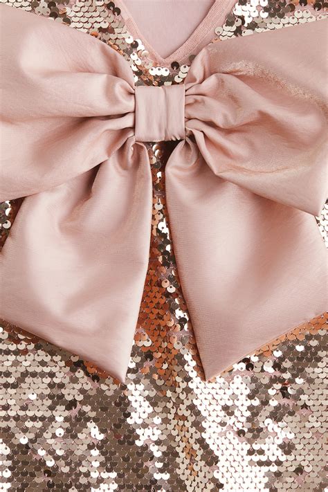 Primo piano del tessuto decorato con paillettes rosa e dettagli della cucitura