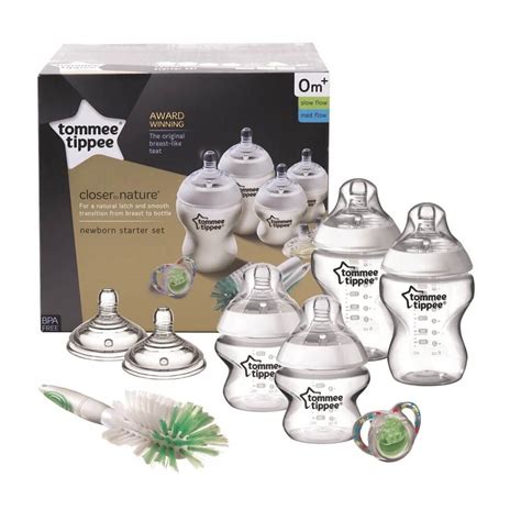 Genitori interagiscono con prodotti Tommee Tippee innovativi