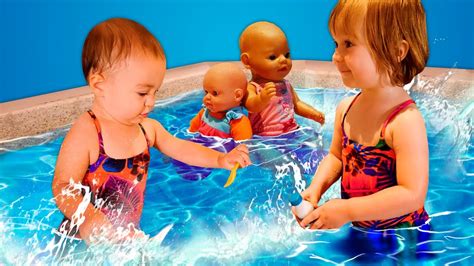 Bambini che giocano in piscina con accessori sicuri e colorati