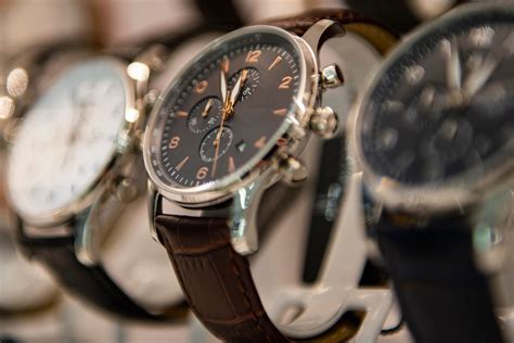 Dettaglio di orologi di lusso in esposizione