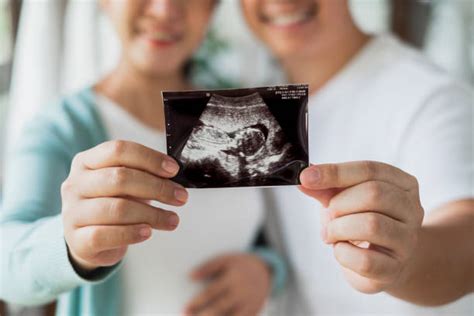 Coppia che osserva una ecografia e sorride