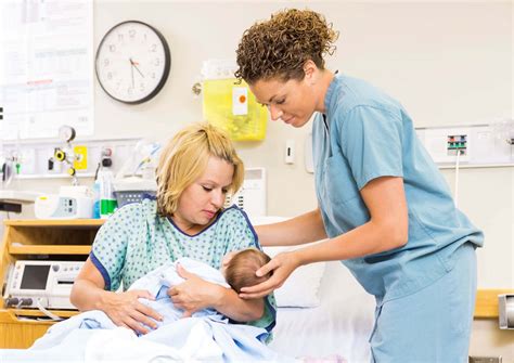 Ostetrica che assiste una neo mamma