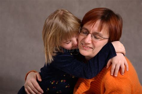 donna che abbraccia un bambino