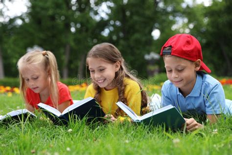 bambini che leggono libri all'aperto