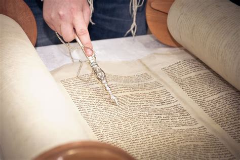 rappresentazione antica di rotoli della Torah e testi biblici in un contesto di studio accademico