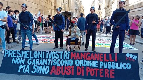 Manifestanti con striscioni contro la chiusura del reparto