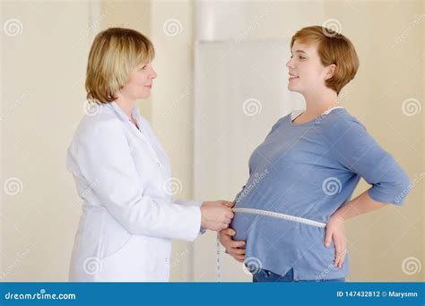 Donna in gravidanza con medico