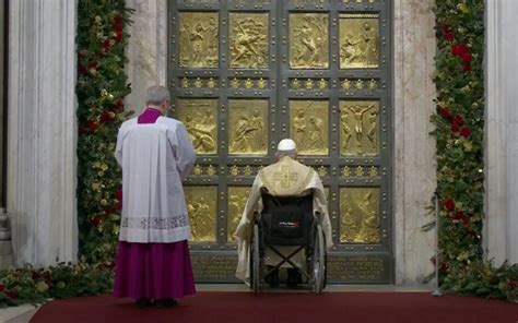 Papa Francesco e madri che allattano